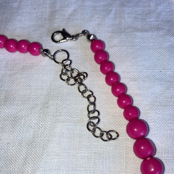 VINTAGE hot pink graduated sizes beads, 18”+2” chain, lobster close $30 - Picture 6 of 6